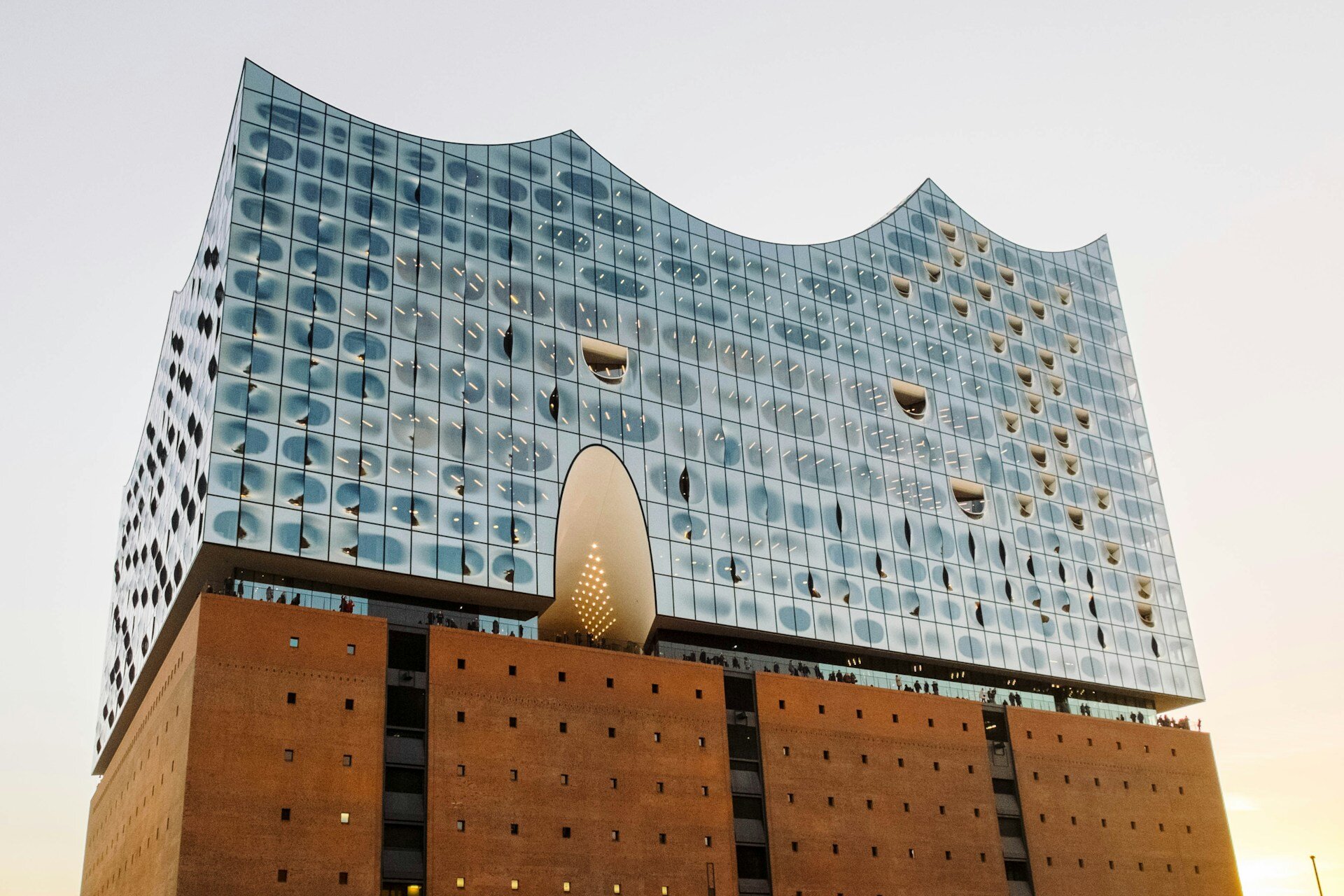Unfall vor der Elphi: Wann zahlt die private Unfallversicherung? | © Robert Katzki / Unsplash Auf dem Bild sieht man die Elbphilharmonie von Hamburg | © Robert Katzki / Unsplash