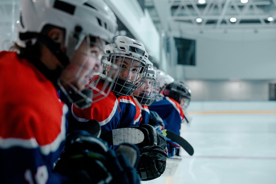 Sportunfall im Verein – was tun? | © Ron Lach / Pexels Junge Eishockeyspieler sitzen auf der Bank und warten auf ihren Einsatz im Spiel. | © Ron Lach / Pexels