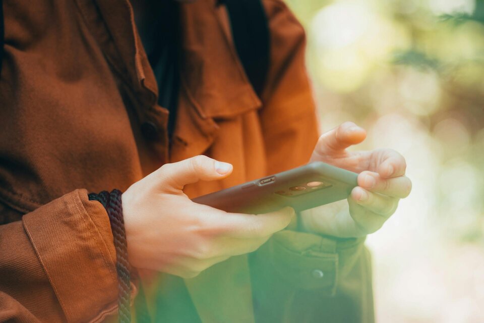 Achtung: Betrügerische Anrufe im Namen des BdV | © Stanislav Kondratlev / Pexels Auf dem Bild sieht man eine Person, die ein Handy hält. | © Stanislav Kondratlev / Pexels