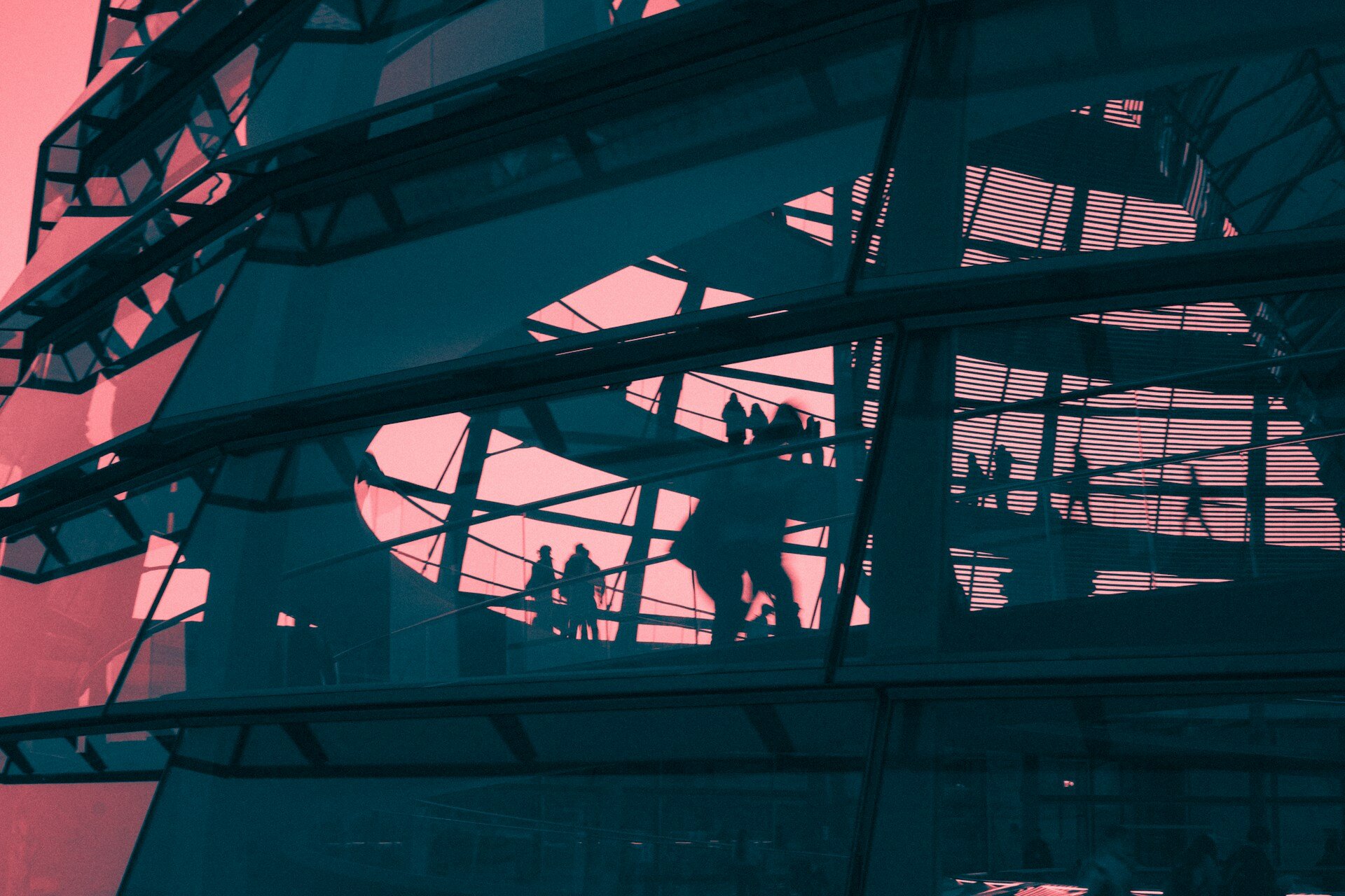 Das Bild zeigt die Kuppel des Bundestags im Anschnitt im Abendlicht. | © Christian Lu / unsplash