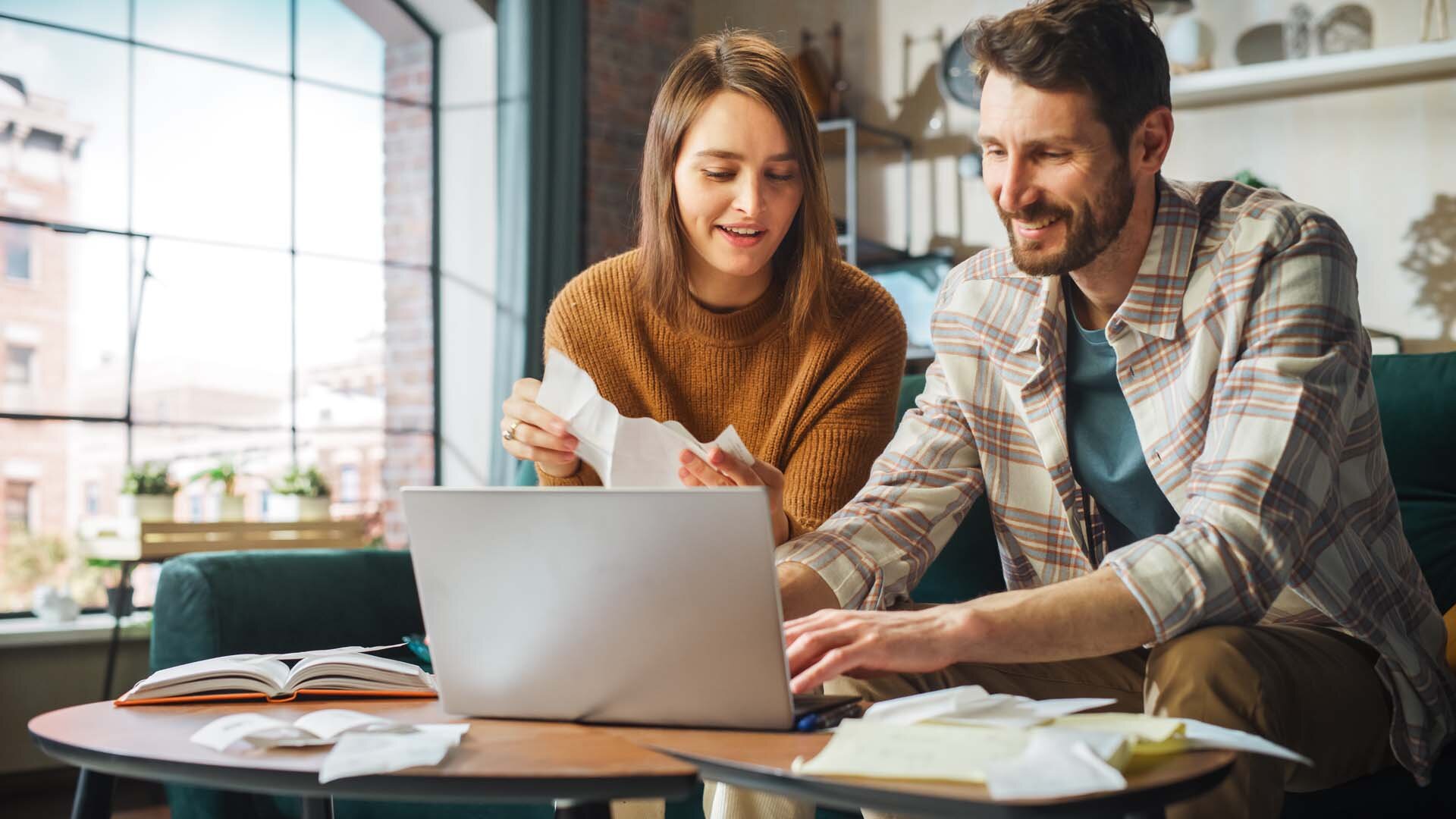 Frau und Mann mit Laptop im Büro