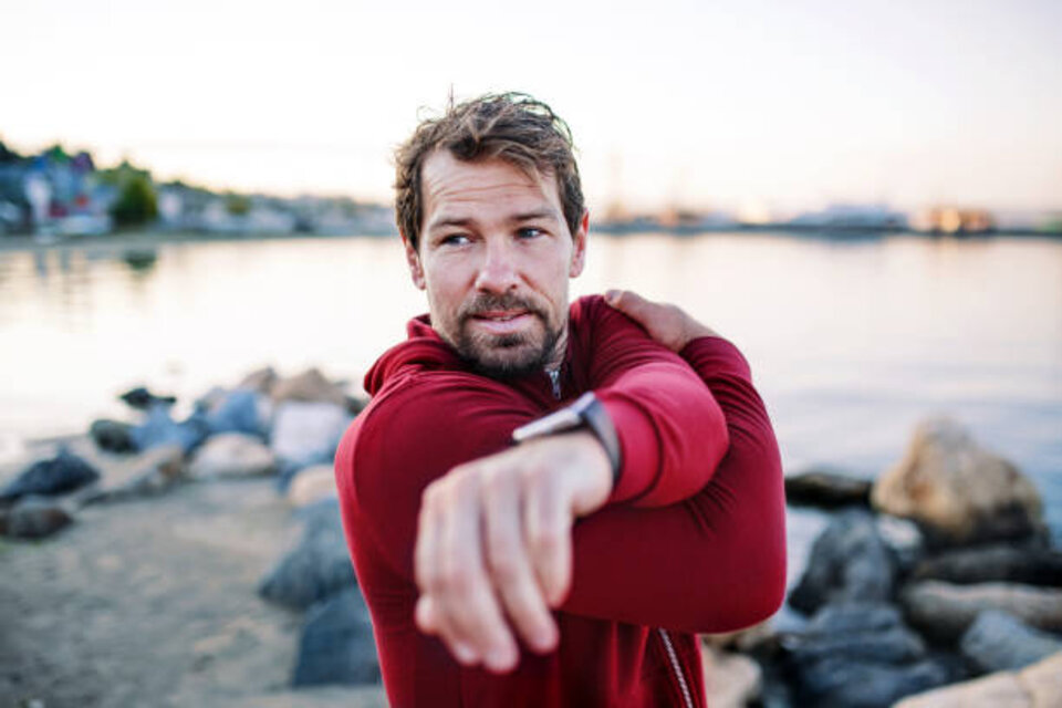 Mann beim Sport am Meer